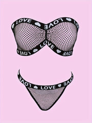 Yozuv detali bilan jasur va nafis tarmoq ichki kiyim to'plami, bandeau brassiyer va thongni o'z ichiga oladi. Elastan/polister aralashmasidan tayyorlangan, qo'l bilan yuvish mumkin.