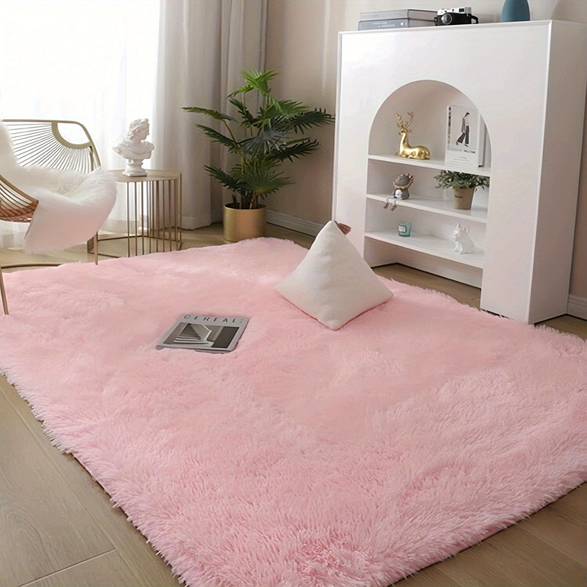 O'z makoningizni 1 dona Zamonaviy Oddiy Tie-dye Uzun Pile Gilam bilan ko'taring. Bu yumshoq va qulay gilam formaldehid va har qanday o'ziga xos hiddan xoli. U to'kilmaslik va so'nmaslik xususiyatlariga ega bo'lib, quyidagi turli joylar uchun ideal:
