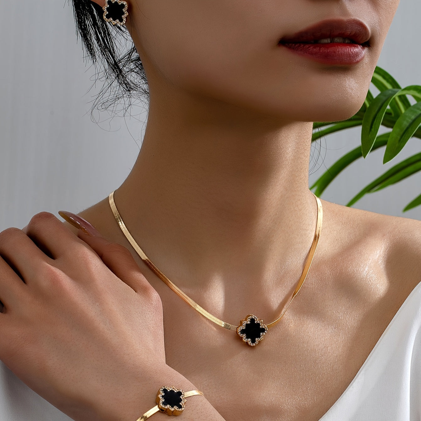 Vintage uslubidagi temir zargarlik to'plami, rhinestone gullar bilan pendant, bilaguzuk va ayollar uchun mos keladigan sirg'alar. Kundalik kiyimlar uchun mukammal.