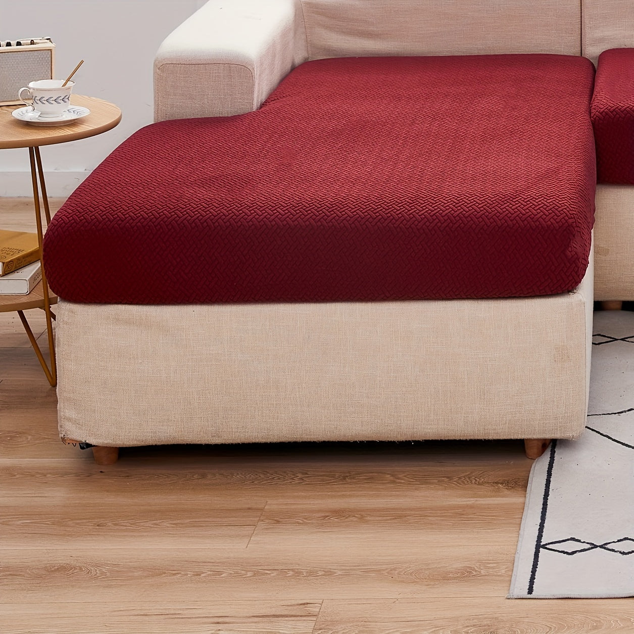 Современный серый чехол для подушки дивана с эластичной посадкой и мягкой текстурированной тканью. Машинная стирка для повышения комфорта в гостиной.