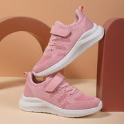 Bolalar uchun nafas oladigan yugurish poyabzallari, sirpanmaydigan qistirma bilan, kundalik kiyish va sport uchun mukammal, pushti rangda.