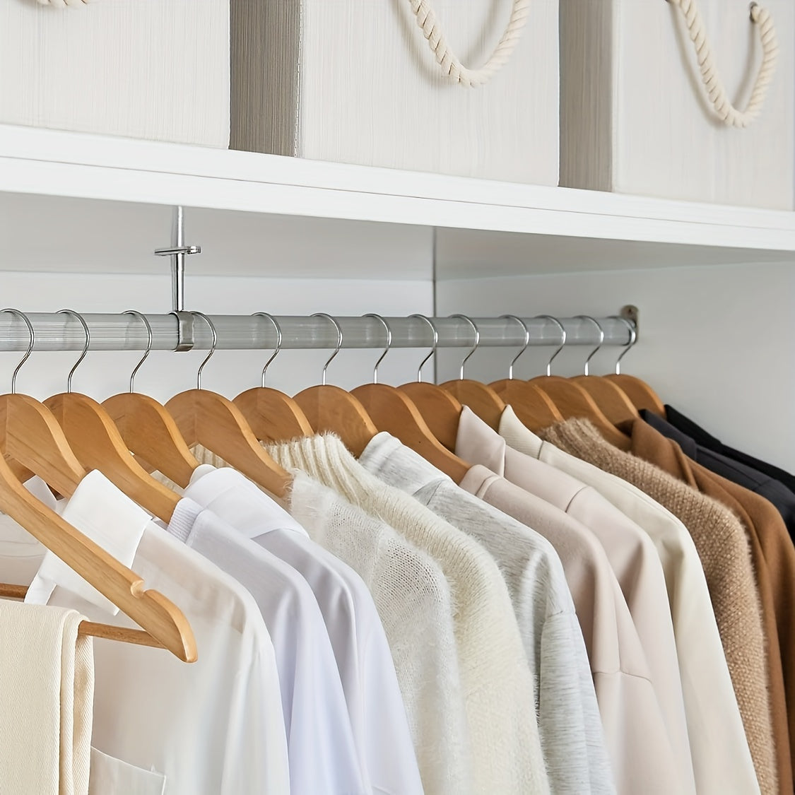 Juego de 10 perchas de madera para abrigos con ganchos giratorios acabado pulido color natural