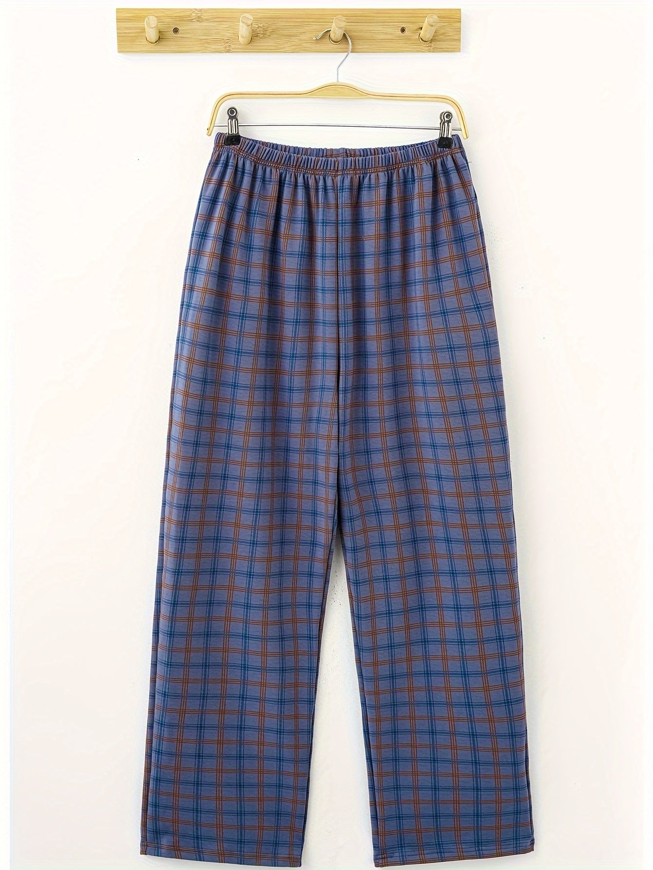 Erkaklar uchun tasodifiy qisqa qo'lqonli krujka bo'yinli chiziqli pijama to'plami, polyester elastan to'qimachilik matosidan tayyorlangan, oldida cho'ntagi bor. Klassik plaid shortlar va shimlar bilan birga. Har qanday mavsumda kechki kiyim uchun mos.