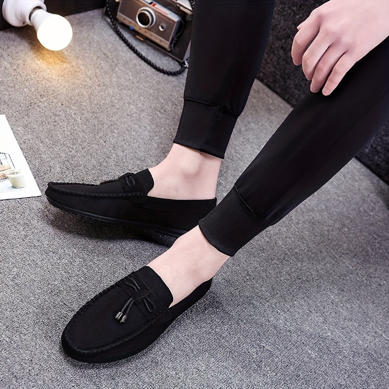 Erkaklar uchun qora kanvas slip-on loafers, tassel detali, kauchuk taglik va barcha mavsumlar uchun mato astar. Zamonaviy va qulay kanvas poyabzal.