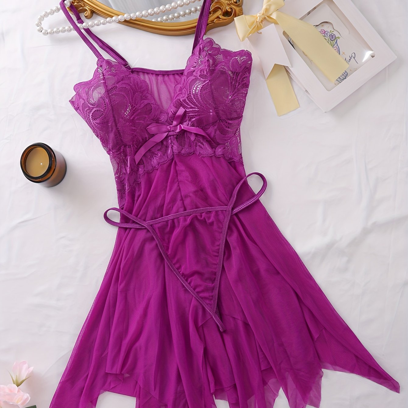 Ayollar uchun chuqur V kesimli slip ko'ylak va thong bilan gullar bilan bezatilgan dantel ichki kiyim to'plami