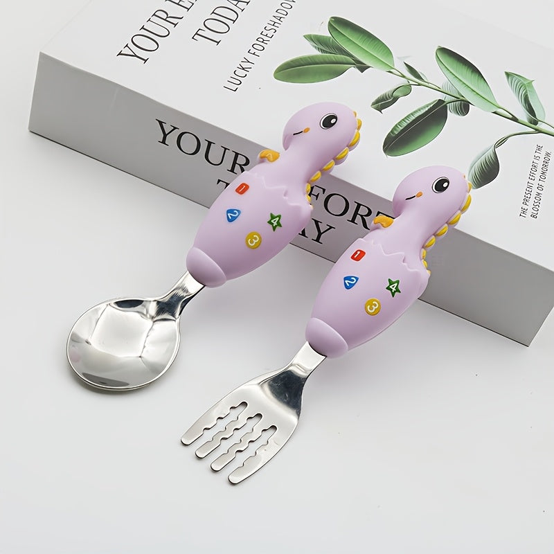 Yoshlar ovqatlanish to'plami rangli dinozavr tutqichlari bilan zanglamaydigan po'latdan yasalgan vilkalar va qoshiqni o'z ichiga oladi, bu esa ovqat vaqtini oson va bolalar uchun qulay qiladi.