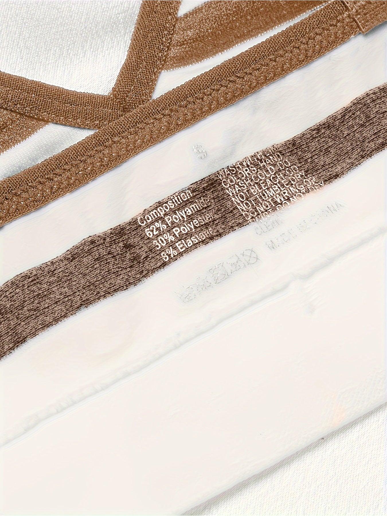 Qora va oq rangdagi chiziqli yuqori qo'llab-quvvatlovchi brassu va ichki kiyim to'plami. Qulay nylon aralashmasi, simsiz dizayn, ko'rinmaydigan va qo'l bilan yuvish mumkin.