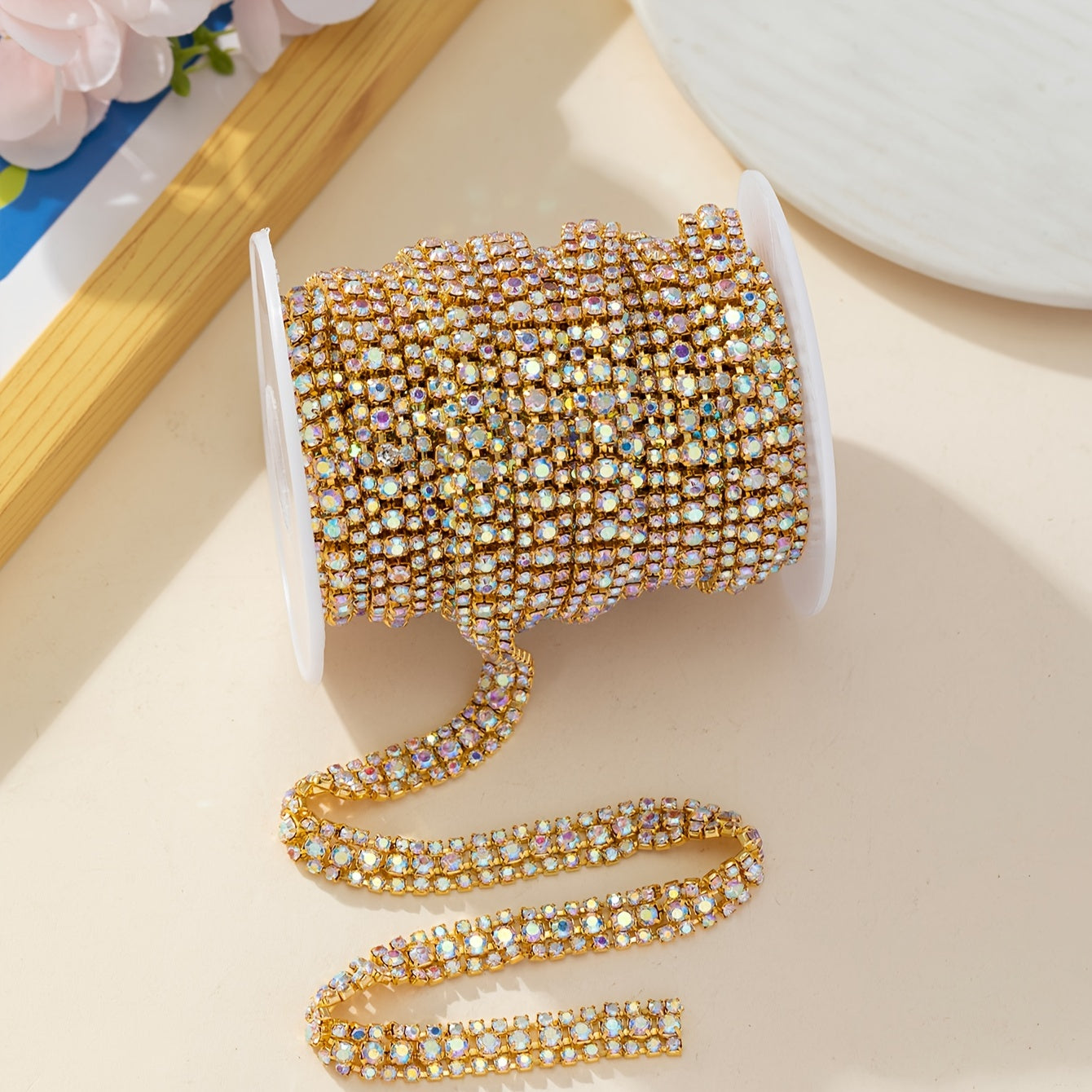 Ushbu 90 sm uzunlikdagi ko'p rangli rhinestone zanjiri 8# va 16# o'lchamdagi uch qator to'plardan iborat. Bu poyabzal, kiyim, sovg'a qutilari va turli DIY loyihalariga porloq qo'shish uchun mukammaldir.