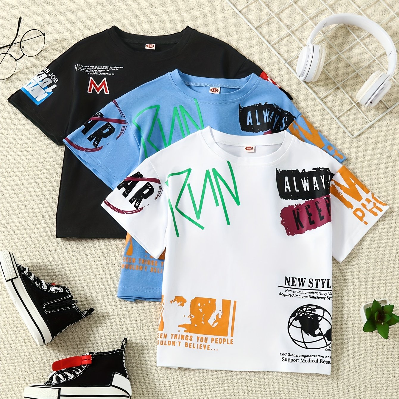 Uch bola uchun paxta futbolkalari, yoqimli multfilm bosmalari va tushirilgan yelka yenglari bilan, yoz uchun mukammal.