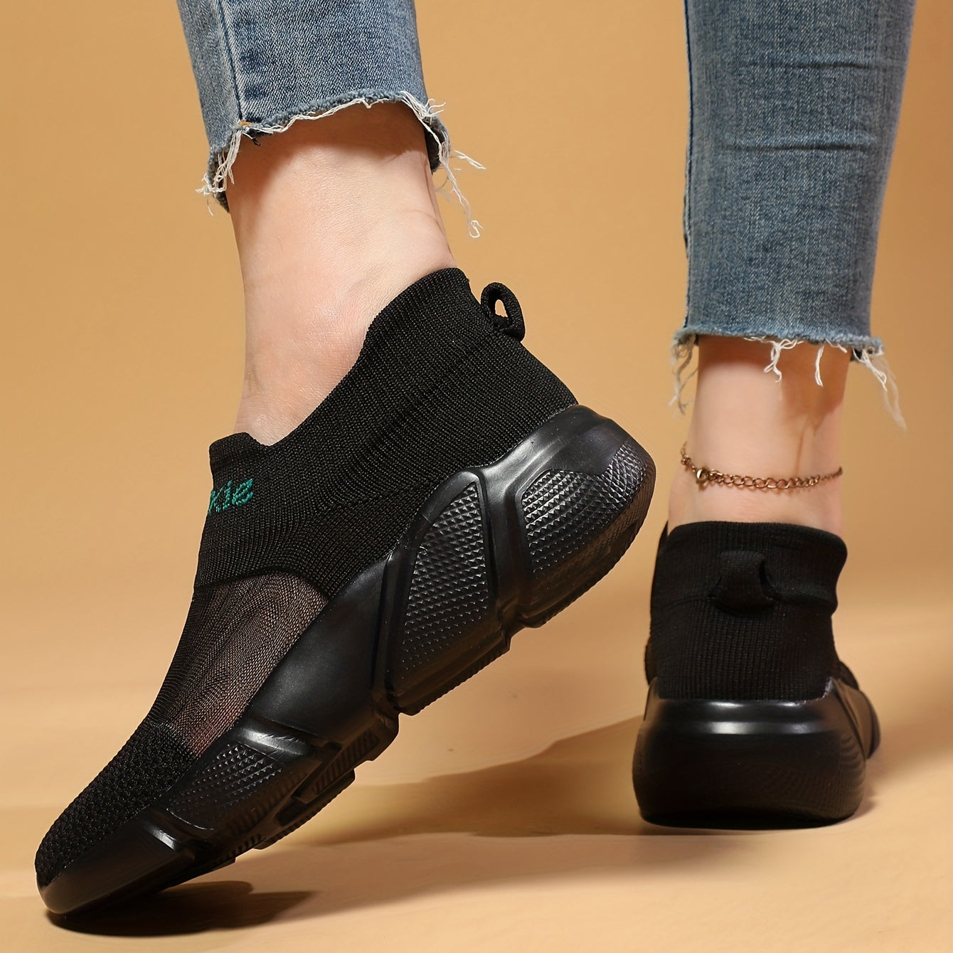 Ayollar uchun engil slip-on krossovkalar, nafas oladigan to'qima materialdan, qora rangda rangli aksentlar bilan, pastki dizayn, dumaloq barmoq, MD taglik, ochiq havoda faoliyatlar uchun ideal.