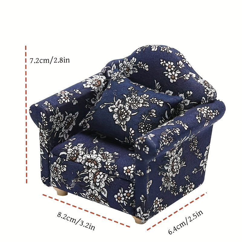 Красивый небольшой диванчик с синим цветочным узором, изготовленный вручную из дерева — уникальный предмет мебели, идеально подходящий для создания непринужденной атмосферы и преподносимый в качестве особого подарка.