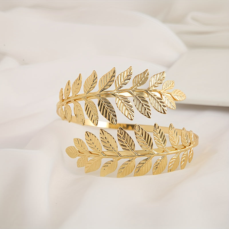 Шторы украшены кленовыми листьями.