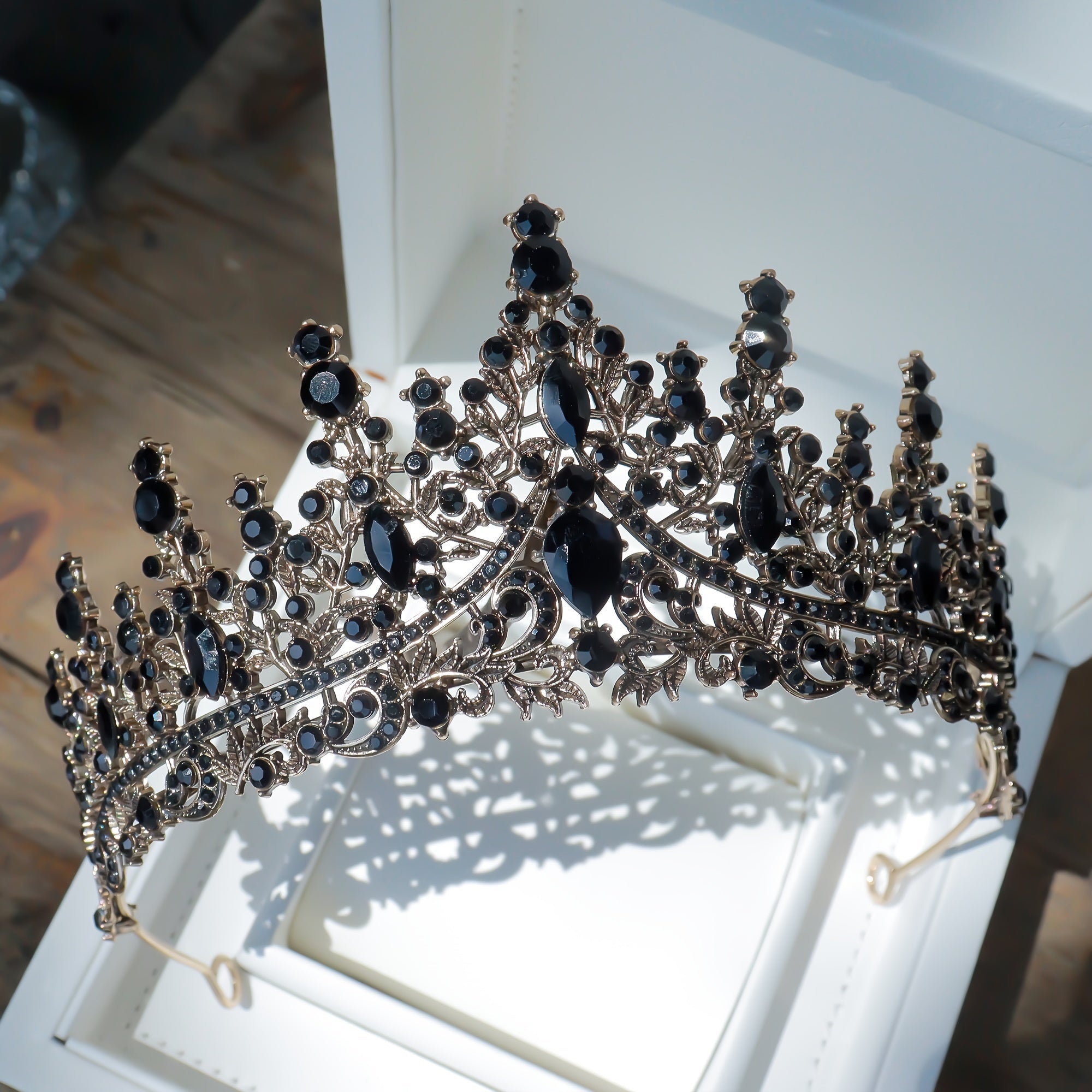 Vintage-Inspired Bridal Crown Zinc Alloy Wedding Headpiece for Weddings and Celebrations