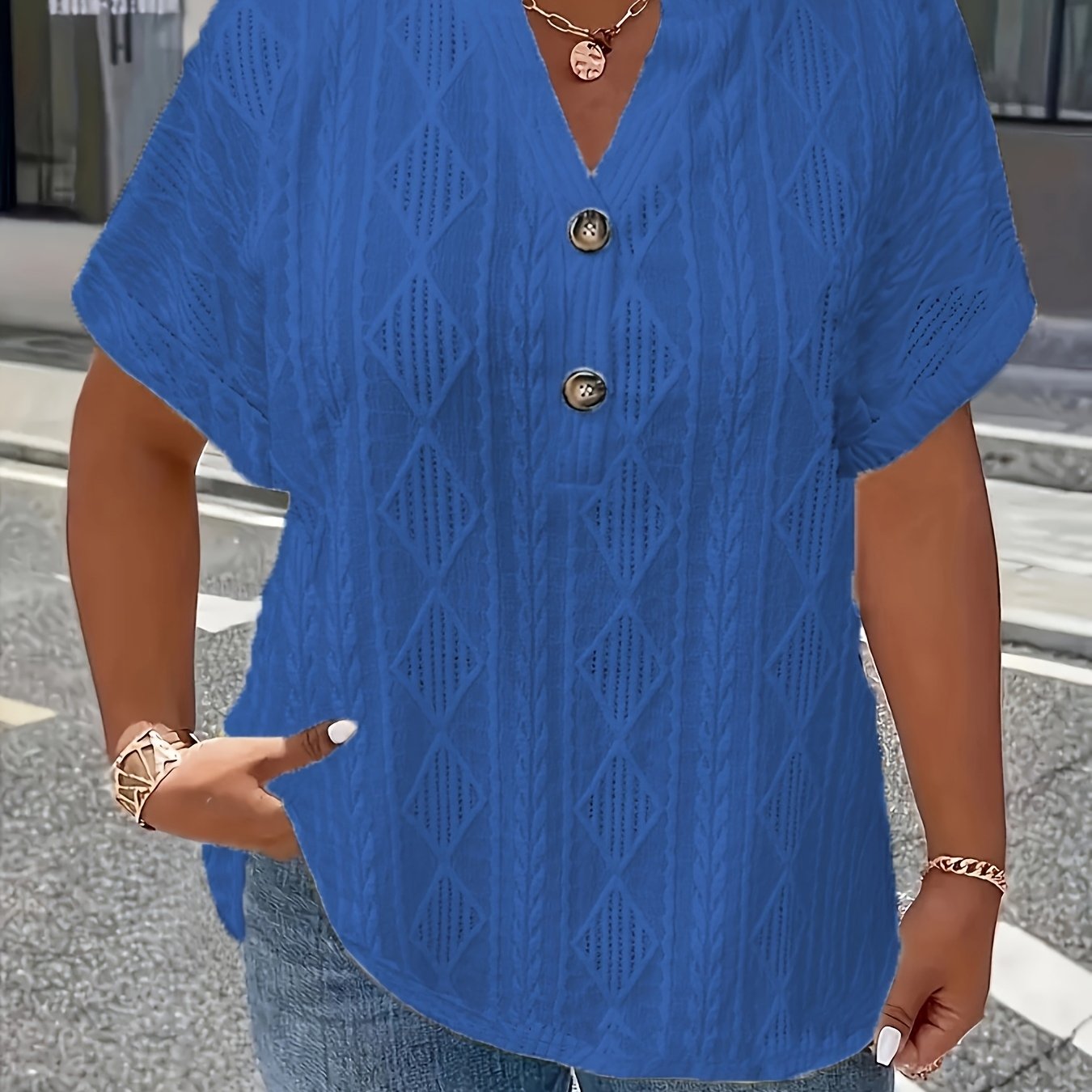 Plus o'lcham ayollar uchun yengil yashil jacquard V-shakli bo'yinli qisqa yengli bluz