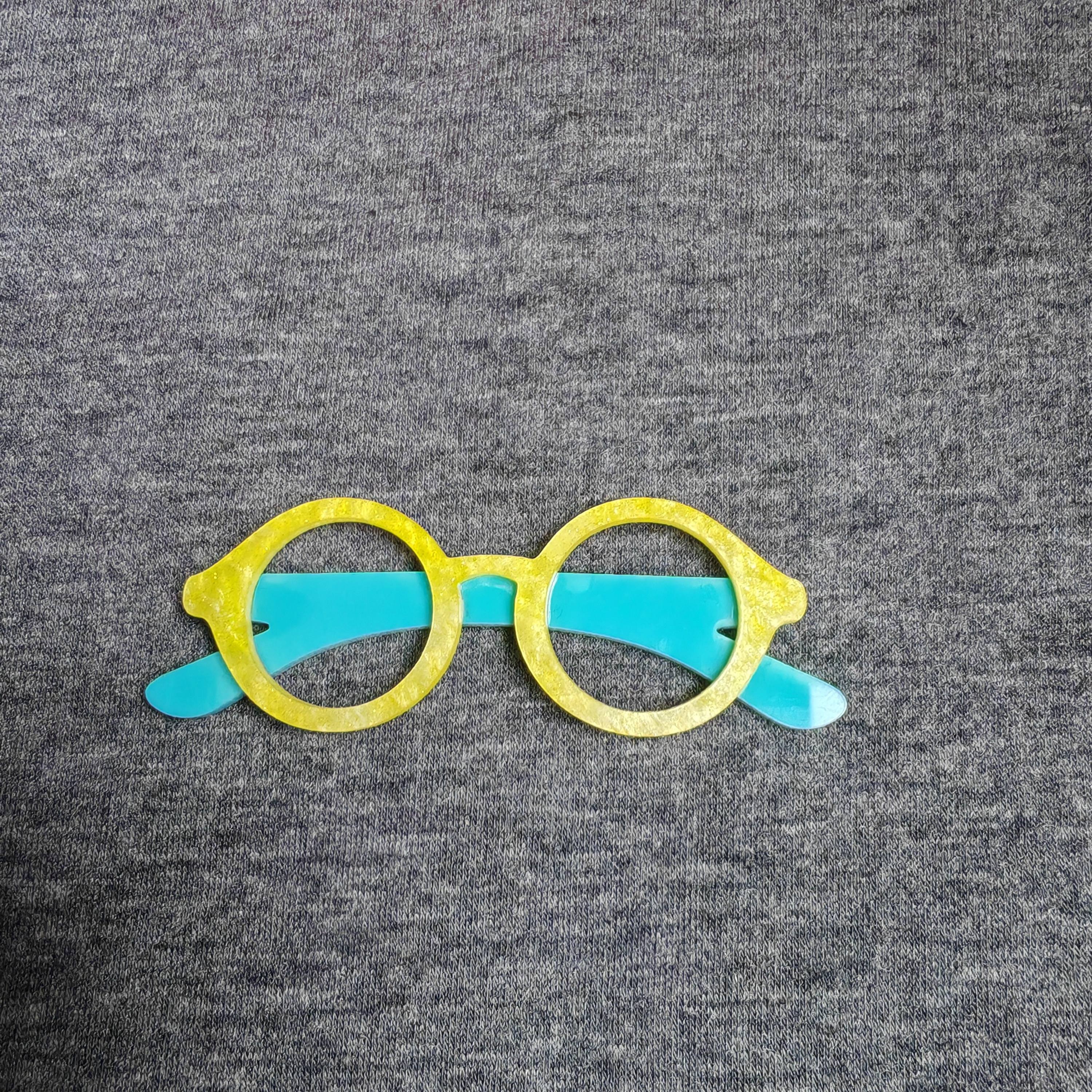 Vintage Cartoon Novelty Brooch: 1 dona sariq akril dumaloq ko'zoynak pin, zamonaviy notekis shakl, ayollar kiyimlari va zargarlik buyumlari uchun mukammal aksessuar