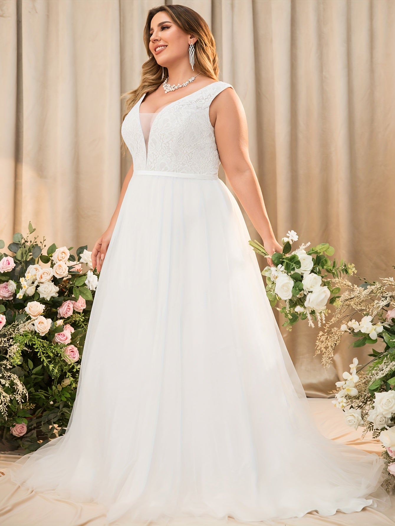 Plus Size Women's Lace V-Neck Sleeveless Wedding Dress A-Line Formal Gown