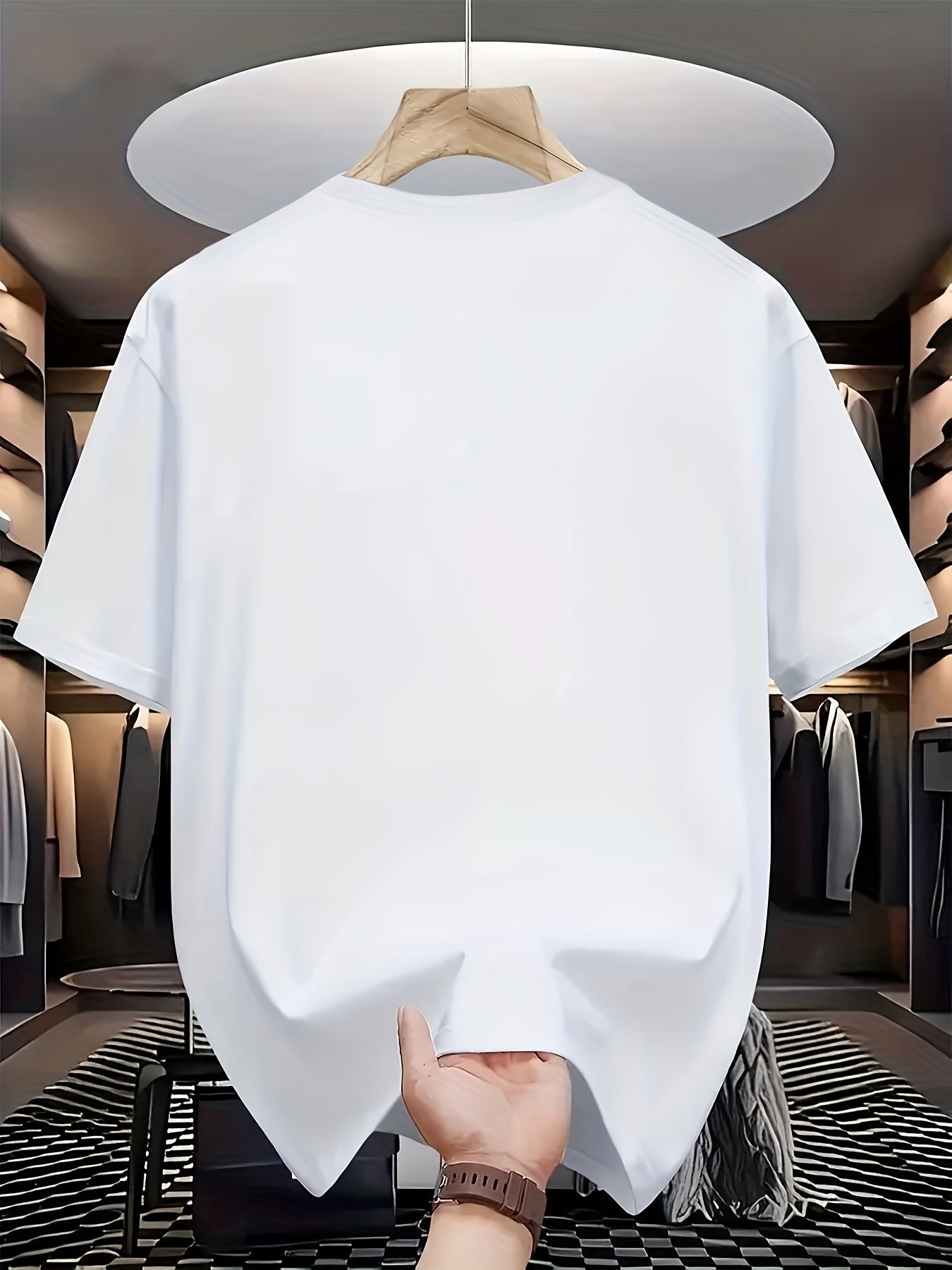 Erkaklar uchun tasodifiy qora futbolka, murakkab qurbongoh va mexanik dizayn bilan. Polyester va spandeks aralashmasidan tayyorlangan, yumshoq bo'yin, qisqa yeng. Yozgi moda uchun mukammal.