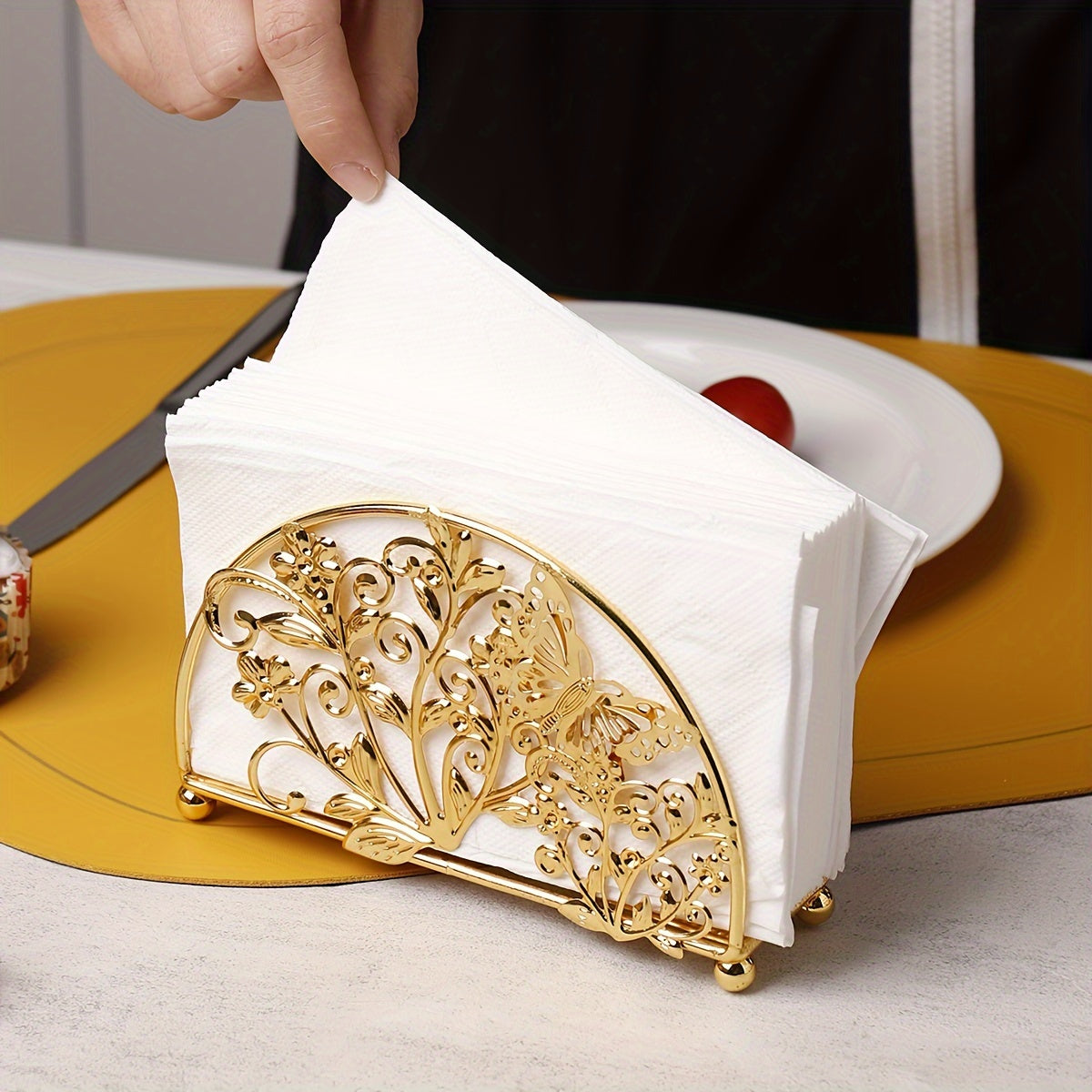 Metal Yarmik Servetka Ushtiri, Qadimiy Jozibasi bilan, Bo'sh Gul Dizayni bilan, Kofe Do'konlari va Mehmonxonalar uchun Ideal, lekin bir oz Hasislikni saqlaydi.