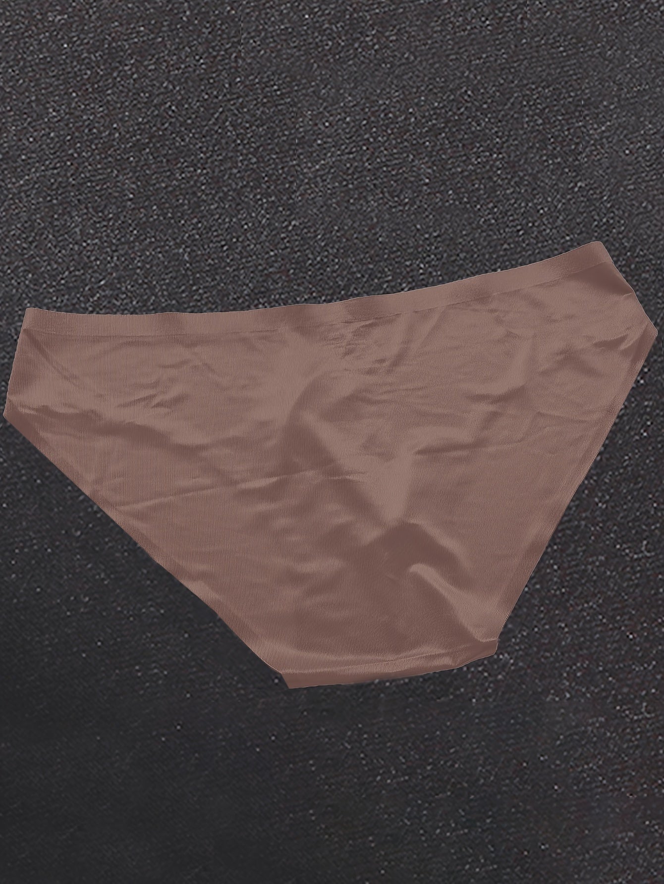 68% naylon va 32% spandeks to'qilgan matodan tayyorlangan erkaklar uchun 5 ta to'plam seamless boxer briefs. Yengil, cho'ziluvchan va qulay, bir rangli va harf bosma dizayni bilan. 150gsm.