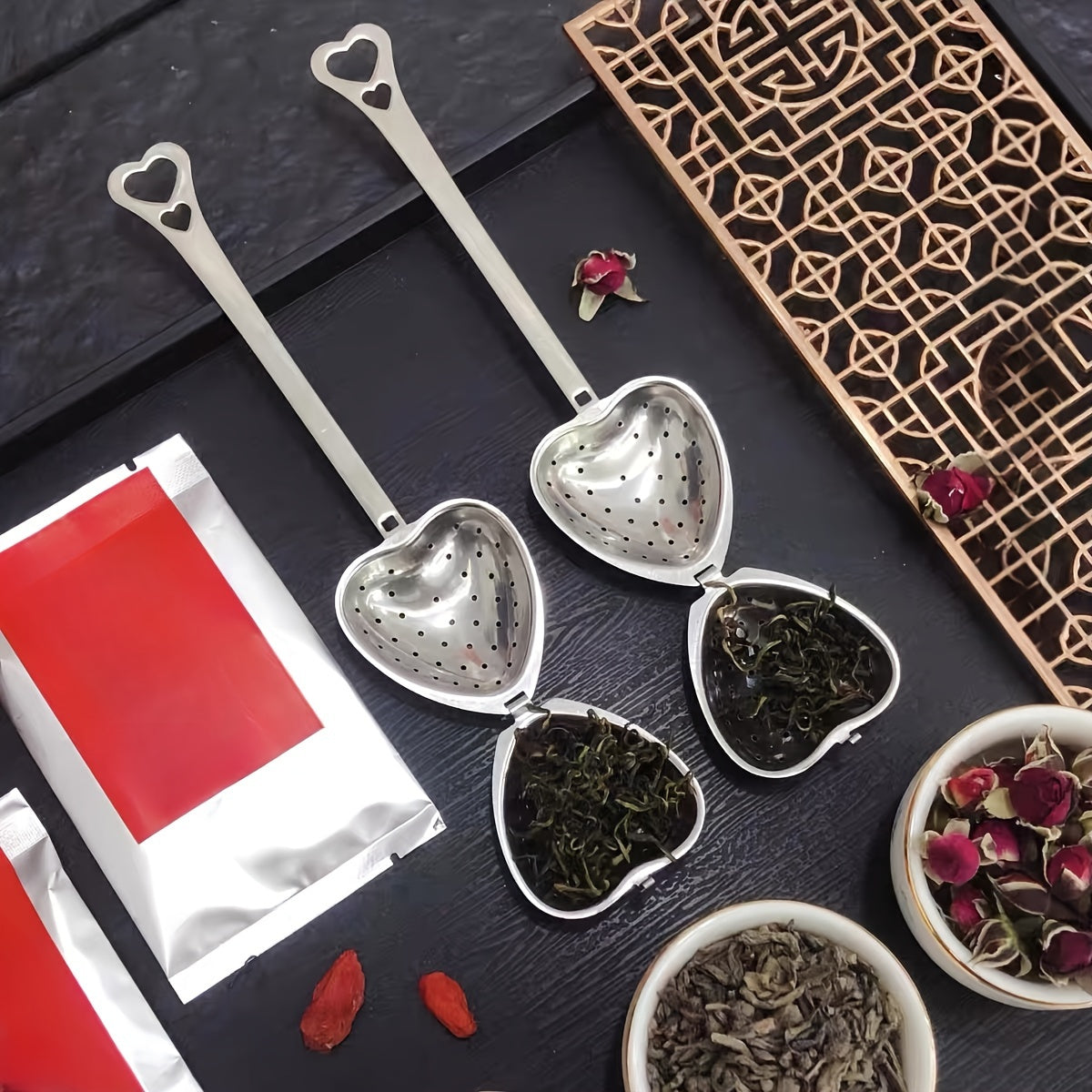 Infusor de té de acero inoxidable en forma de corazón con mango largo para té verde y hierbas