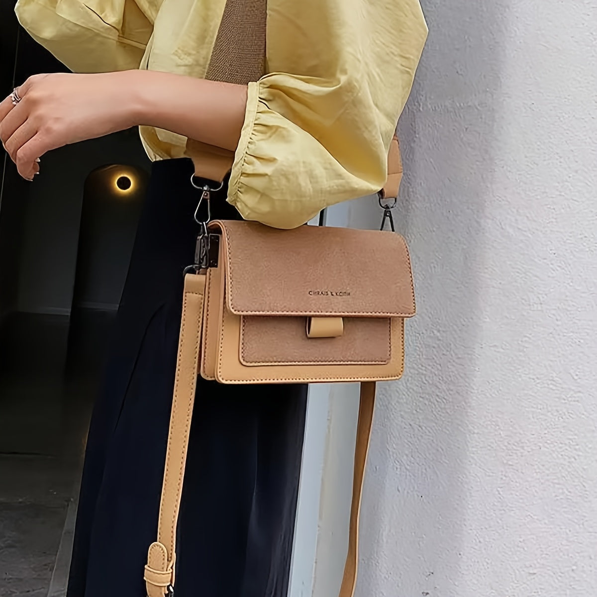 Ayollar uchun bej va jigarrang crossbody sumkasi, sozlanadigan kamar bilan, geometrik PU