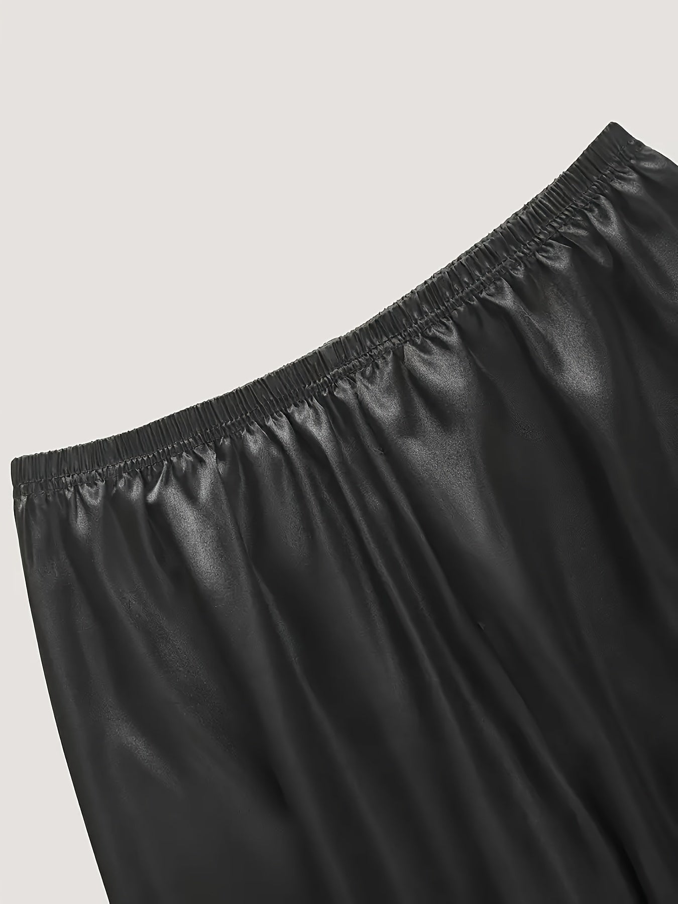 Комплект из сатина с длинным рукавом и пуговицами сверху и эластичными брюками для женской домашней одежды.