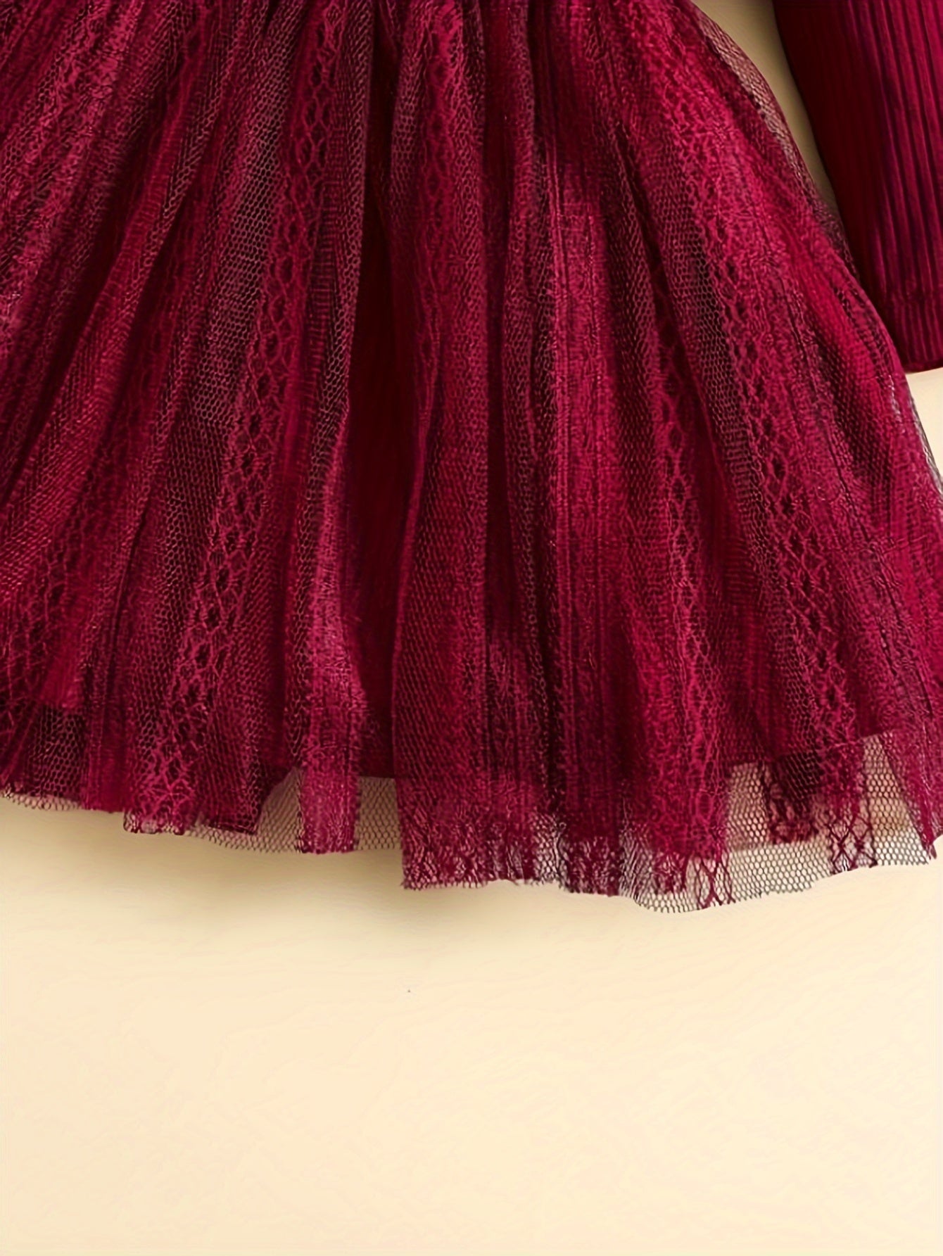 Ruffle trim va mesh tafsilotlari bilan zamonaviy qizlar ko'ylagi, Bahor/Kuz uchun ideal. Elastik polyester aralashmasidan tayyorlangan.