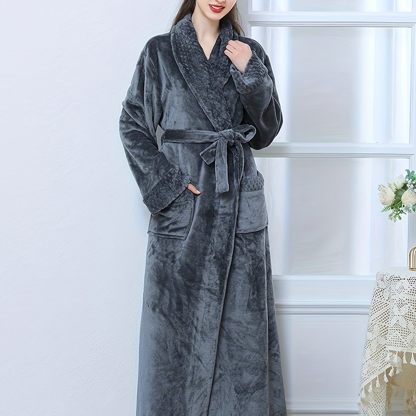Ayollar uchun plush pushti flanel bathrobe, uzun yenglar, V-qo'l va cho'ntaklar bilan. Qishki iliqlik uchun mashinada yuvish mumkin.