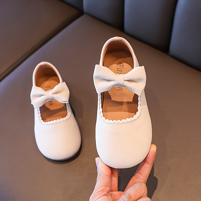 Qizlar uchun chiroyli bog'ich detali, yumshoq taglik, qora, jigarrang va bej rangda yopishqoq tasma bilan yopiladigan tekis poyabzal, qulay yurish uchun mustahkam PU material.