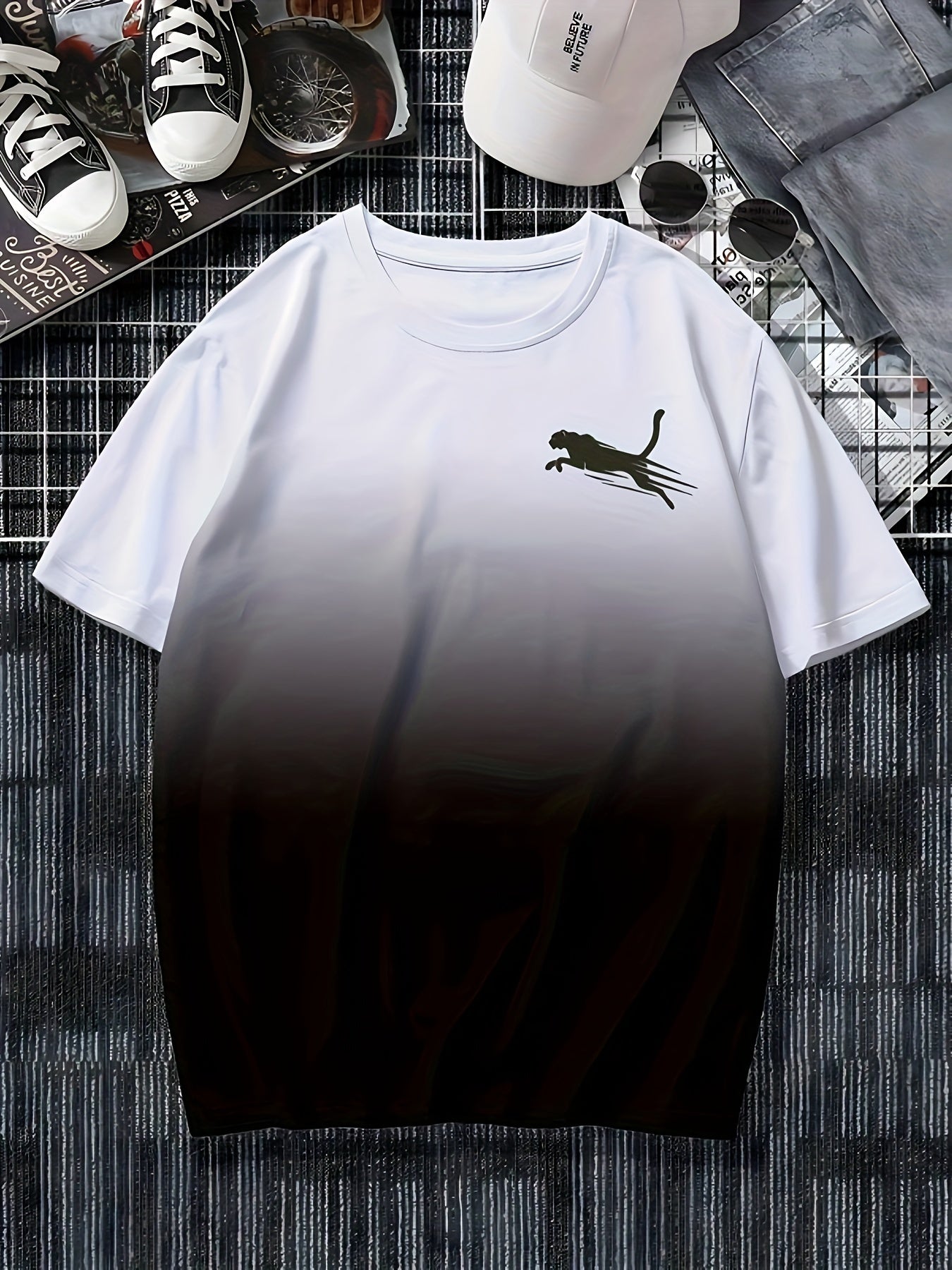 Erkaklar uchun geometrik naqshli yumshoq polyester to'qima matodan tayyorlangan crew neck futbolka, shaffof emas.