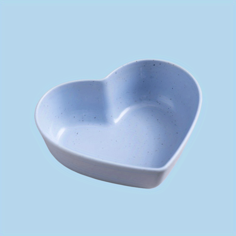 Seis cuencos en forma de corazón hechos de paja de trigo para salsas, condimentos y aperitivos