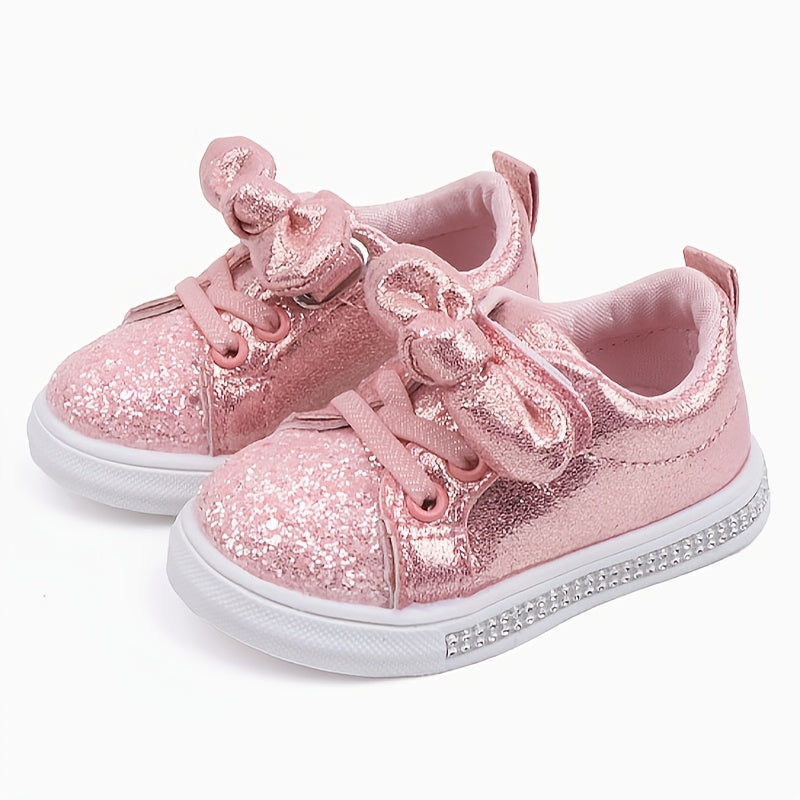 Qizlar uchun yumshoq taglikli, kamon detali, bir rangli, mato yuqori va ichki, kauchuk taglik va mato ichki taglikka ega bo'lgan tasodifiy slip-on sport poyabzallari. Qizlar, bolalar va kichik bolalar uchun mos keladi.