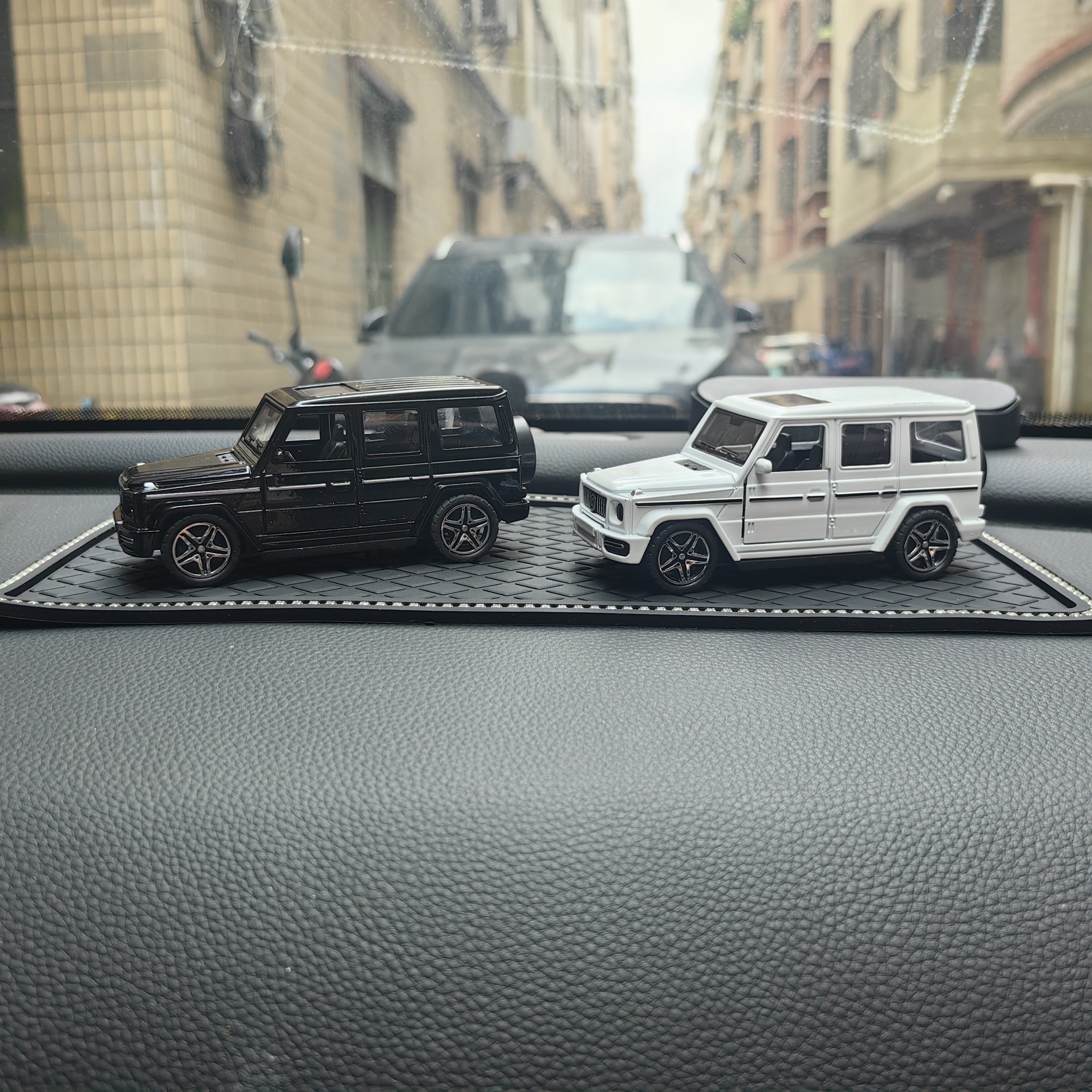 Simulation Alloy Car Model Ornament for Car Interior and Children's Toy