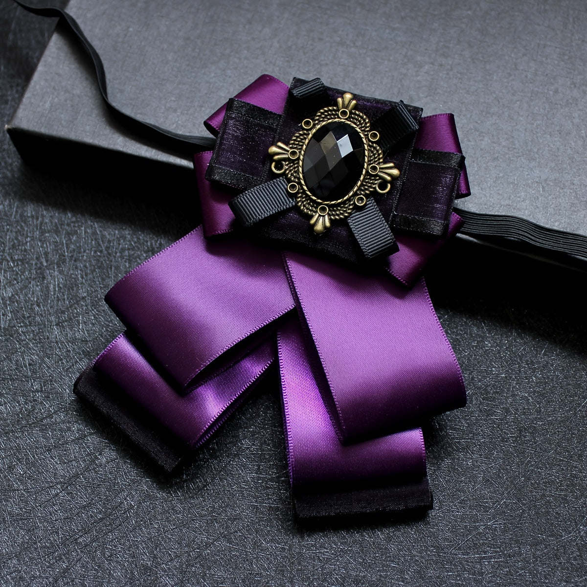 Erkaklar uchun ikki qatlamli rasmiy kostyum, gulli yaka va kamon bilan, to'y va banket uchun