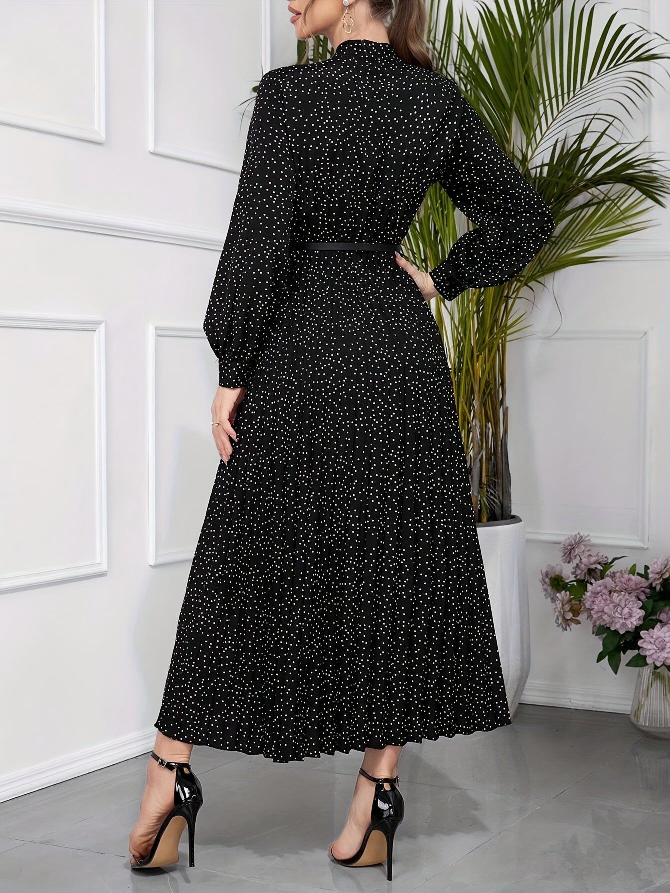 Vestido de estampado floral en blanco y negro con lazo en el cuello para primavera y otoño