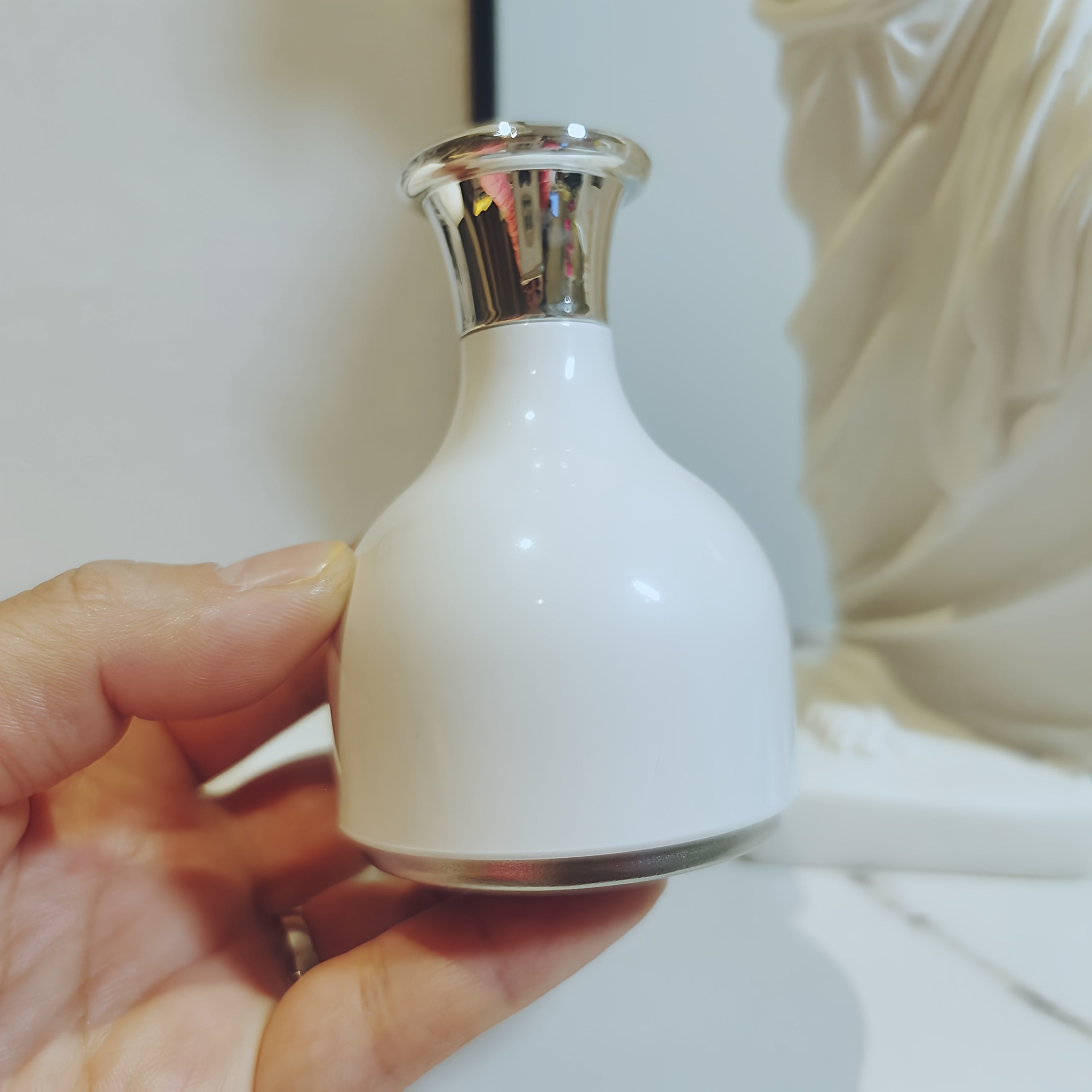 Мини-устройство для льдового компресса для лица, тонизирования и массажа, уменьшает поры и успокаивает кожу, беспроводное с индивидуальным конденсационным материалом, элегантный белый дизайн.