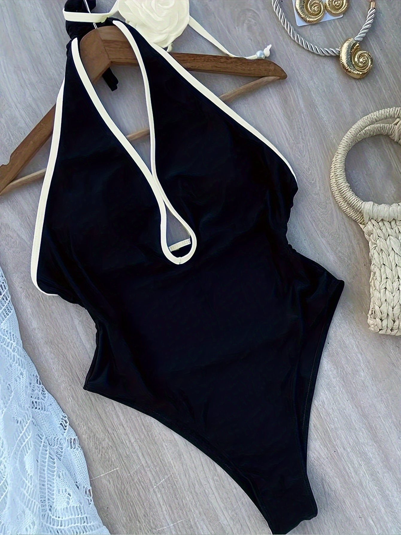 Bir parcha oq gullar bilan bezatilgan bog'ichli plyaj bikini.