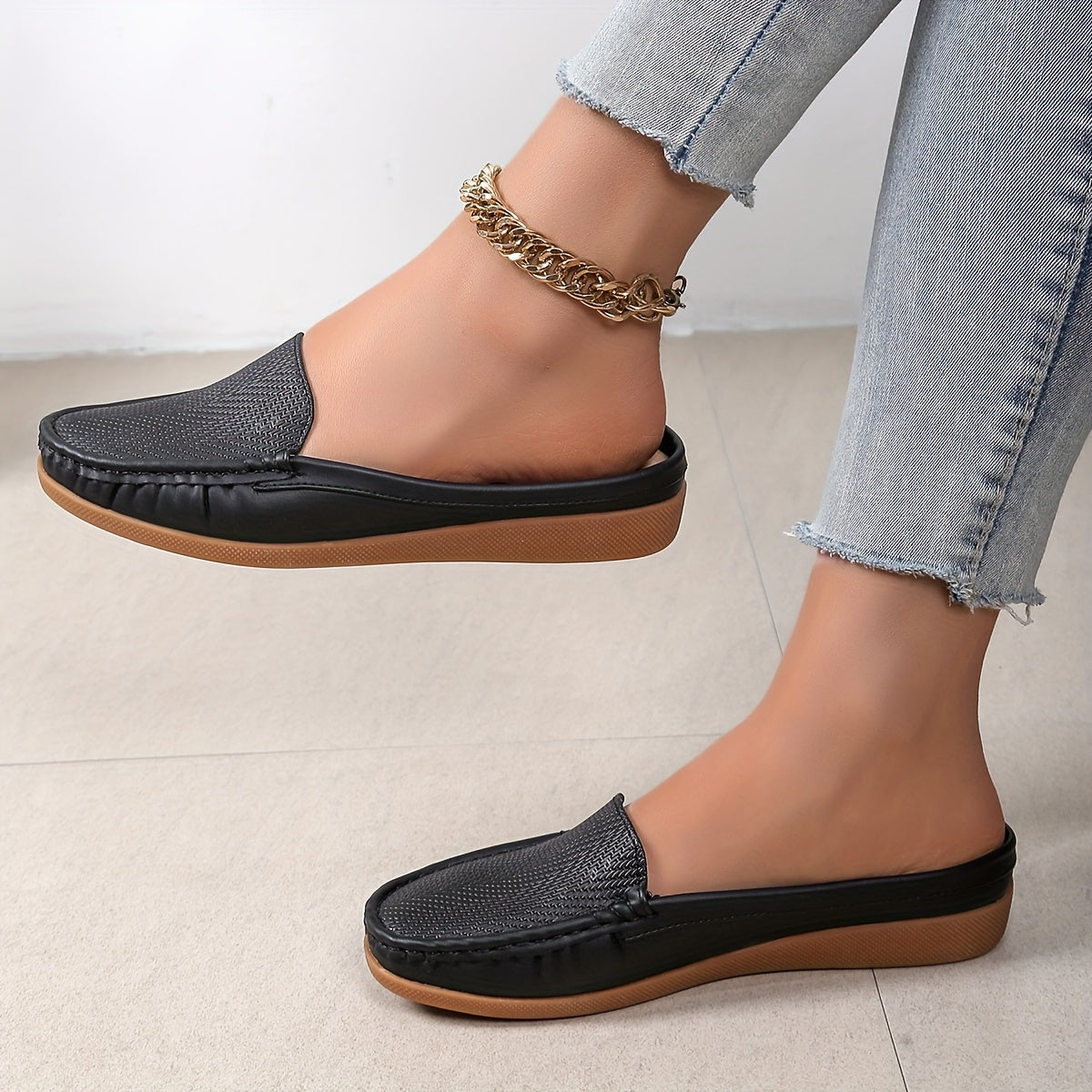 Zapatillas slip-on negras para mujer con cubierta de imitación, suela de corcho y diseño transpirable