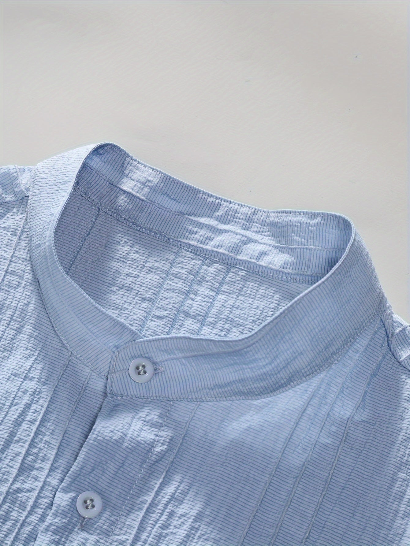 Erkaklar yozgi ko'ylagi, bir xil rangda, yarim shaffof qisqa yenglar, turli xil fitda, lyocell 83% va naylon 17% to'qilgan matodan. Plyaj, ta'til yoki basseyn partiyalari uchun mukammal.