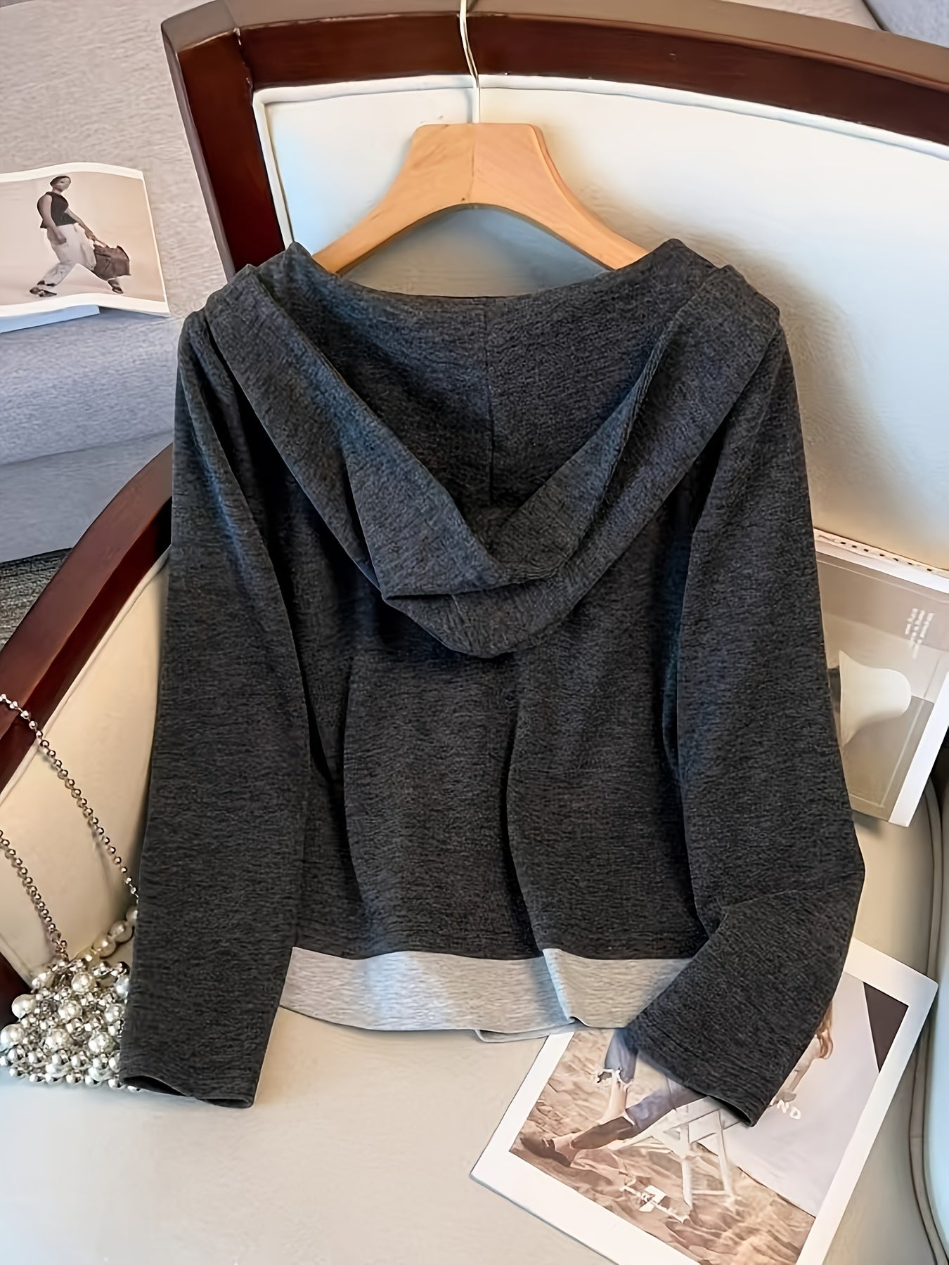 Katta o'lchamdagi ayollar uchun kapuchonli trikotaj sport kostyumi to'plami, bir xil rangda, soxta tugma tafsiloti bilan, polyester aralashmasi, 2024 yil kuz kolleksiyasi.