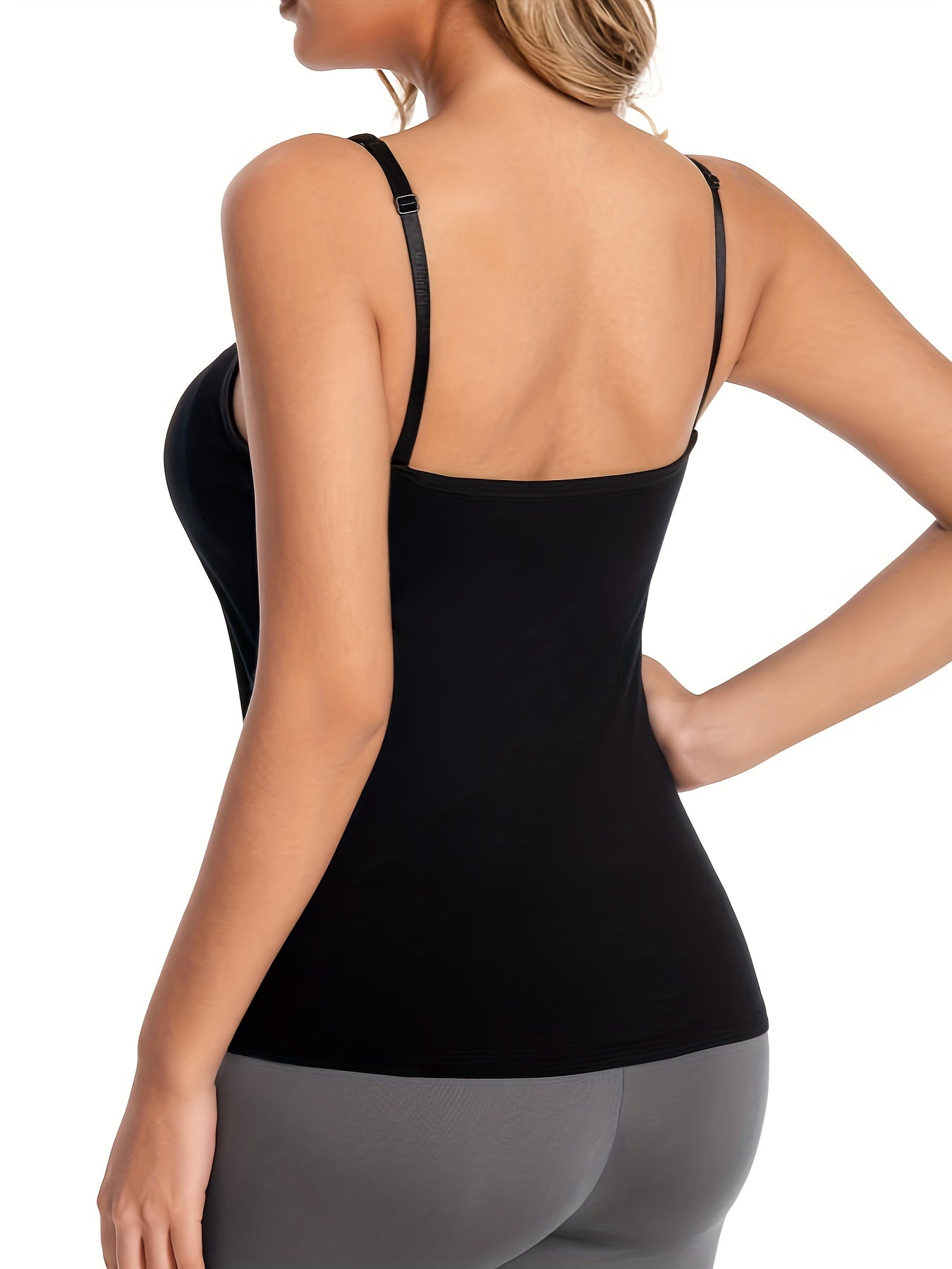 Uyda qulay kiyish uchun ichki bra bilan qora elastik kamisol