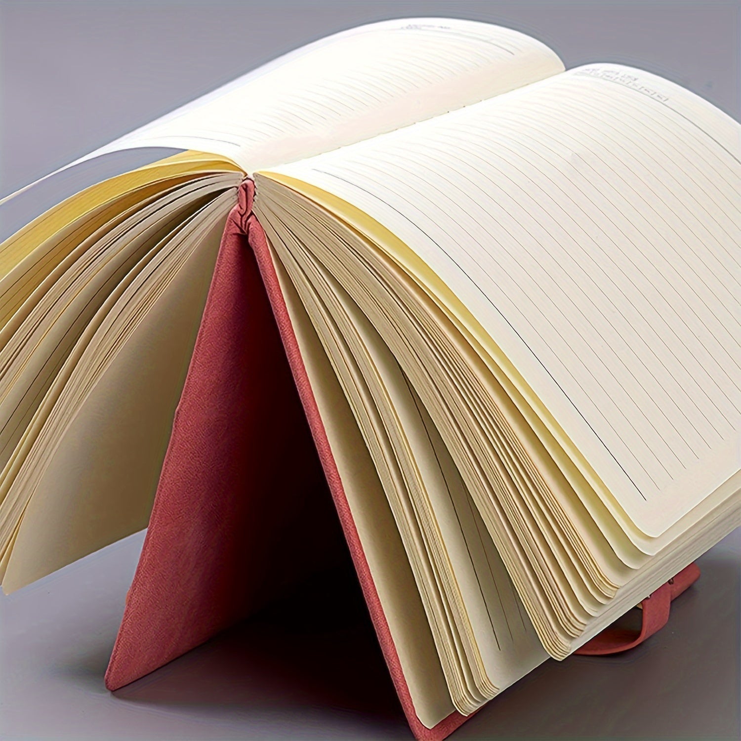 Vintage uslubidagi A5 daftari yumshoq qopqoq, magnit yopilish, belgilovchilar va suv o'tkazmaydigan xususiyatlarga ega. Kundalik ofis ishlari yoki kollej daftari uchun mos.