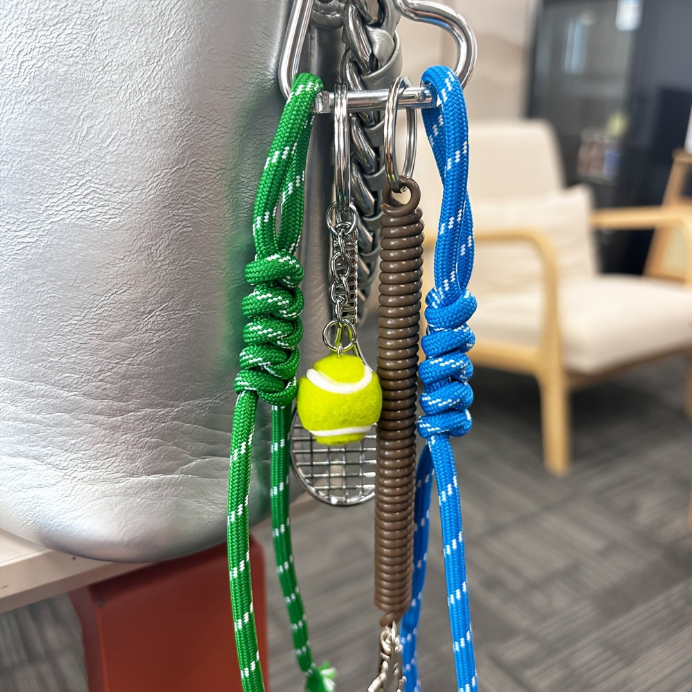 Tennis raketasi va to'p dizayni bilan metall kalit zanjiri to'plami, sport mavzusida sumkalarni bezash uchun mukammal. Ushbu ko'p qismli kalit halqasi avtomobil kalitlarini ulash uchun ideal va 14-fevral kuni sovg'a sifatida ajoyibdir.