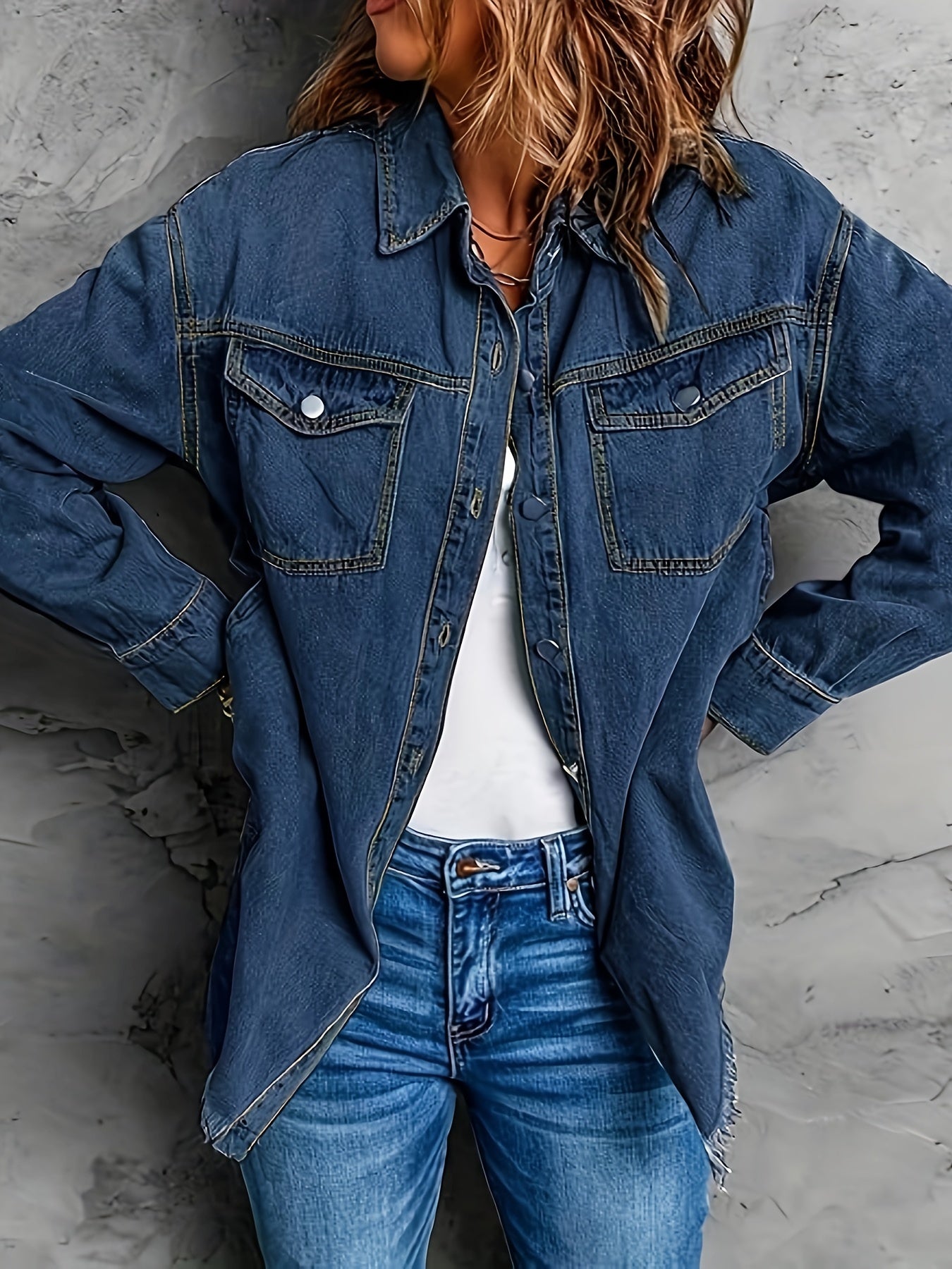 Ayollar uchun qora denim kurtka uzun qolli, tugma bilan yopiladigan, soqqal qirqilgan kanti va cho'ntaklar bilan