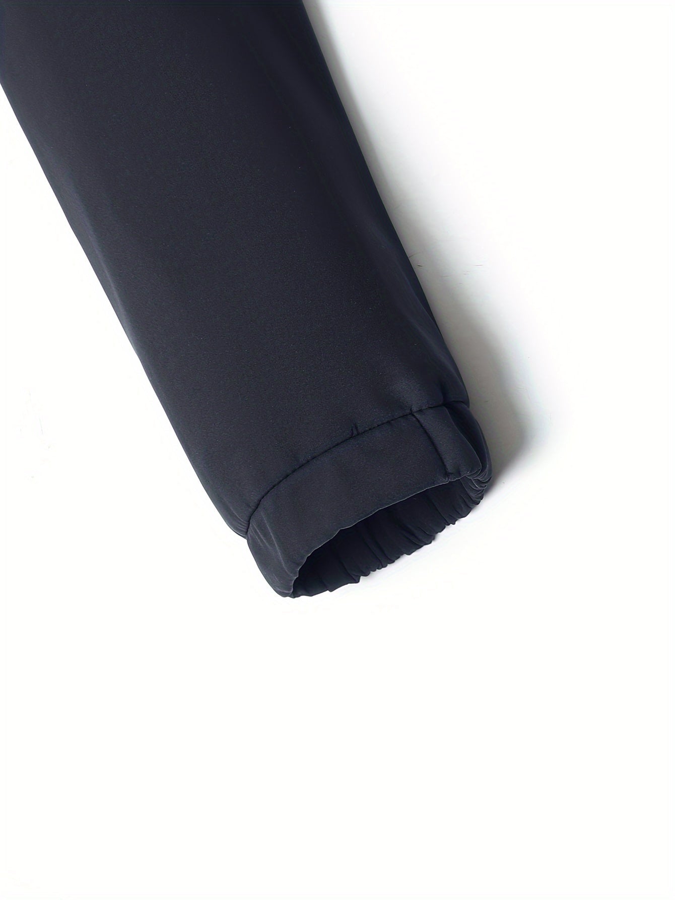 Zarif ko'k rangli erkaklar uchun fermuarlı jilet, biznes sayohatlari va ochiq havoda faoliyatlar uchun ideal. Mustahkam polyesterdan tayyorlangan, mashinada yuvish mumkin.