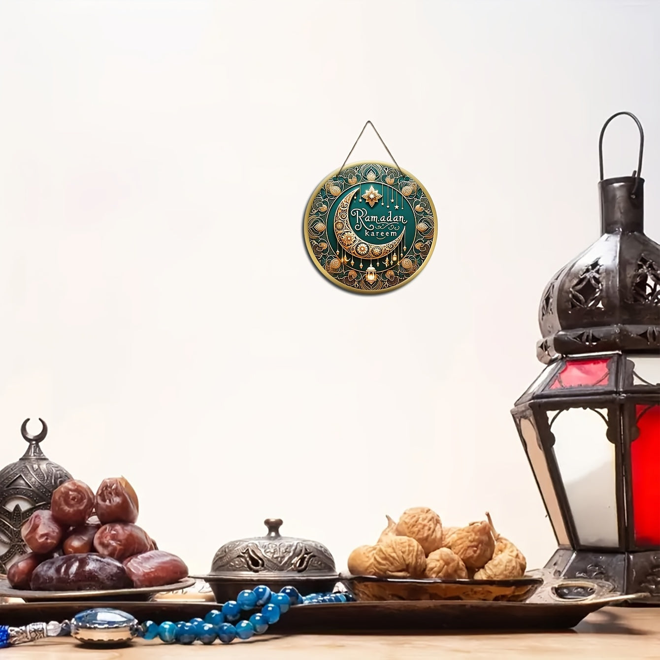 Glam uslubidagi Ramadan Kareem guldasta, ishlab chiqarilgan yog'ochdan tayyorlangan, yulduz va oy dizayni bilan. Uy yoki bayram bog'ini bezatish uchun ideal, arab yozuvi bilan va toshlardan foydalanilmagan. Elektrsiz.