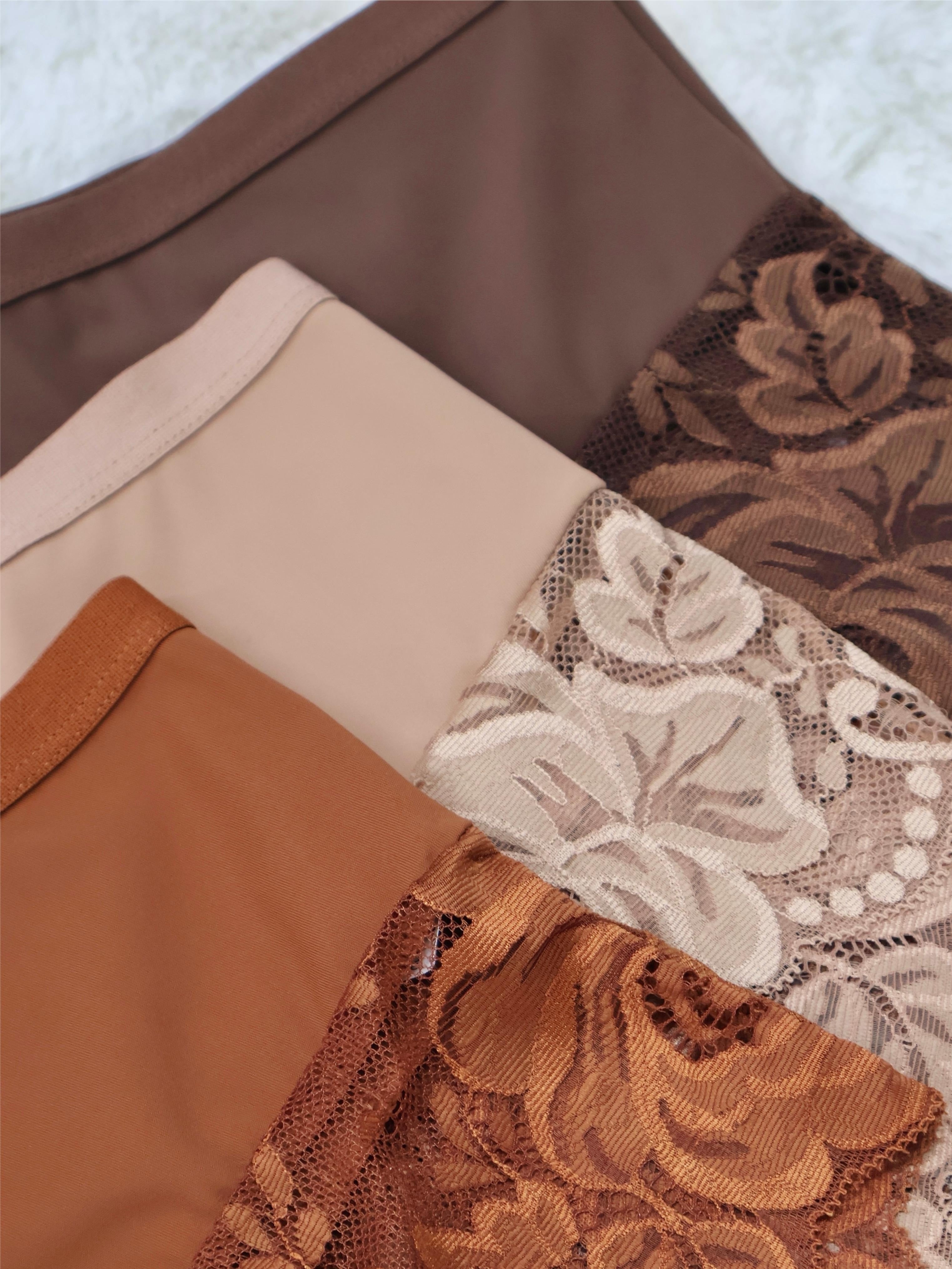 Ayollar uchun 3 ta to'plam, keng o'lchamdagi dantel qirralar bilan bezatilgan ichki kiyimlar, o'rtacha balandlikda va jozibali, nafas oladigan trikotaj matodan tayyorlangan (90% poliamid, 10% elastan), bir rangli va dantel tafsilotlari bilan, 165gsm.