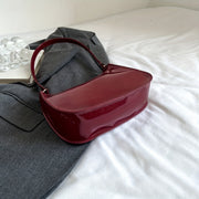 Burgundy minimalistik clutch sumkasi, zip yopilishi va qattiq yelka uzuklari bilan