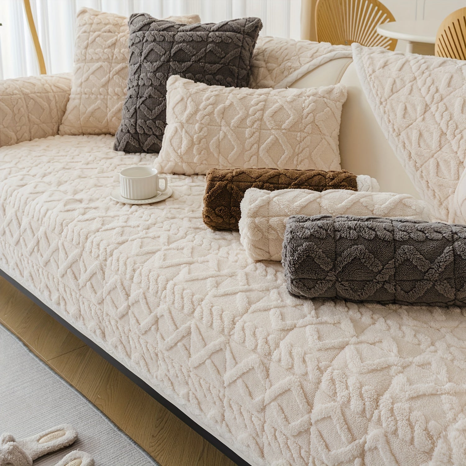 Qalin plush divan qoplamasi bohemian shik uslubida, uy hayvonlari uchun qulay va dog'larga chidamli. Mashinada yuvish mumkin va bitta to'rt o'rindiqli divanlar uchun bir nechta ranglarda mavjud.