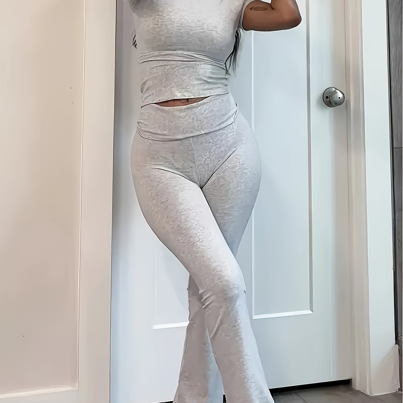 Qisqa yengli krujka bo'yinli, yig'ilgan shimlar bilan ayollar uchun dam olish kiyimlari to'plami